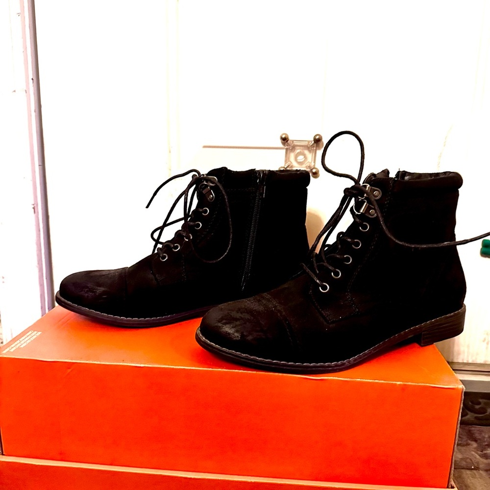 Black Lace-Up Women’s Boots